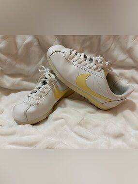 Nike White Leather Low-Top Sneakers with Pale Yellow Swoosh